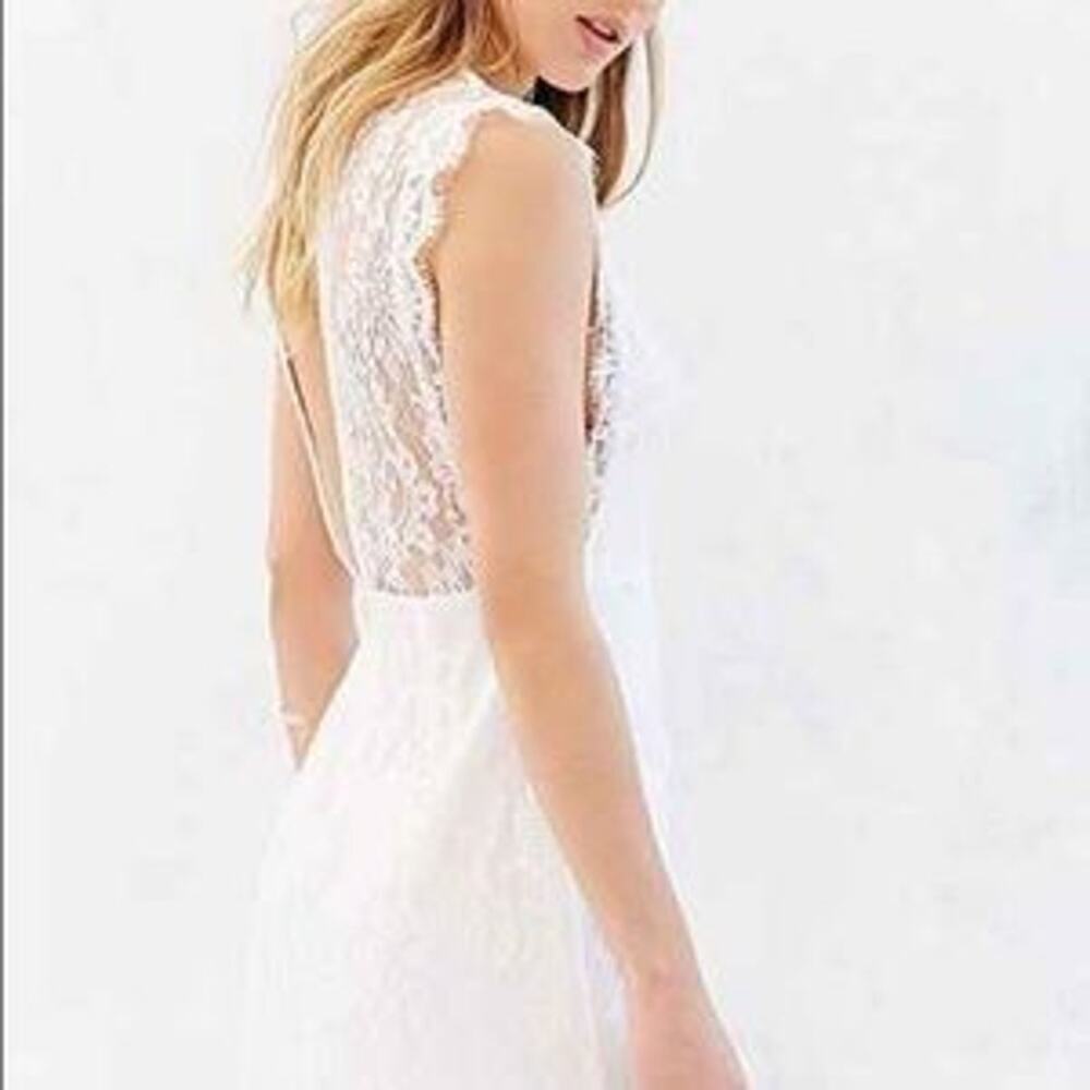 NWT Kimchi Blue Women’s Ivory Lace Sleeveless Open Back Dress size 6. - Picture 15 of 15